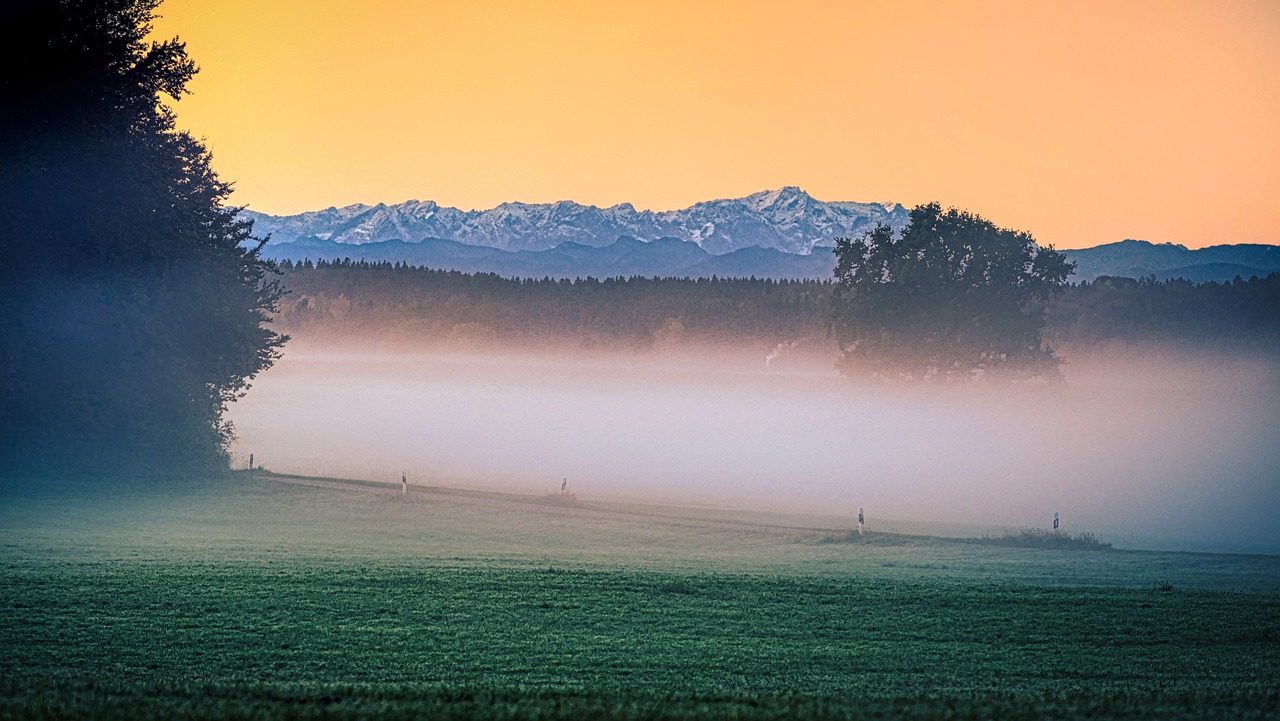Alpské ráno, svěží horská krajina při východu slunce